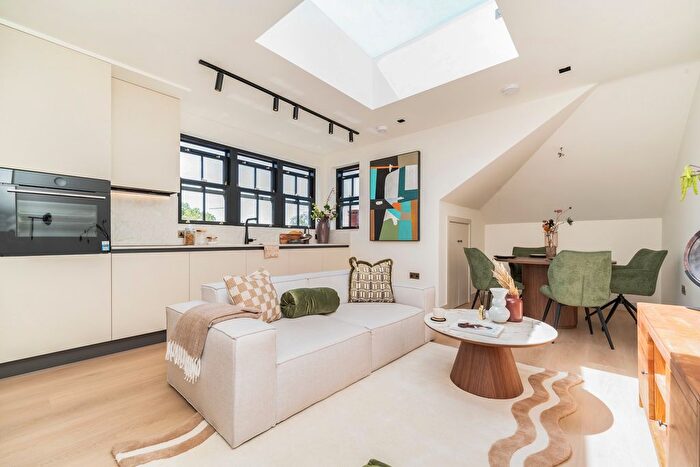 2 Bedroom Flat To Rent In Twyford Avenue, London, W3
