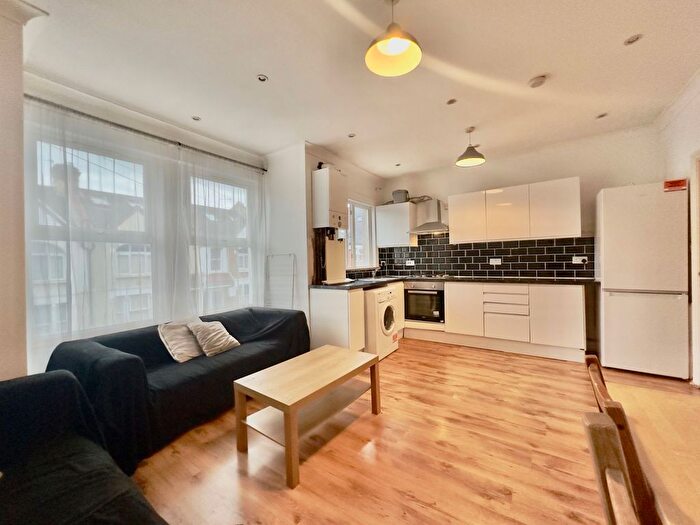 4 Bedroom Flat To Rent In Undine Street, SW17