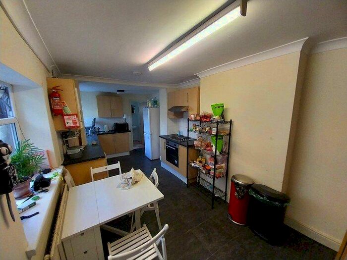 5 Bedroom Terraced House To Rent In North Luton Place, Cardiff, CF24