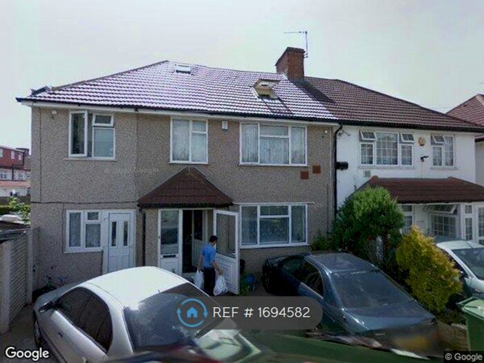 Studio To Rent In Queens Gardens, Hounslow, TW5