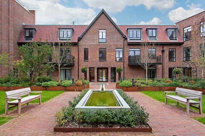 2 Bedroom Flat To Rent In Chandos Way, Hampstead Reach, London, London, NW11