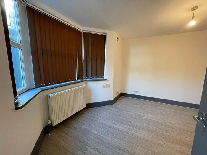 2 Bedroom Flat To Rent In Green Lanes, London, N4