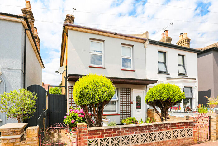 2 Bedroom Semi-Detached House For Sale In Cranleigh Drive, Leigh-on-sea, SS9