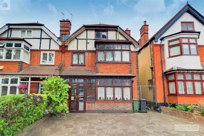 4 Bedroom Semi-Detached House To Rent In Braxted Park, London, SW16