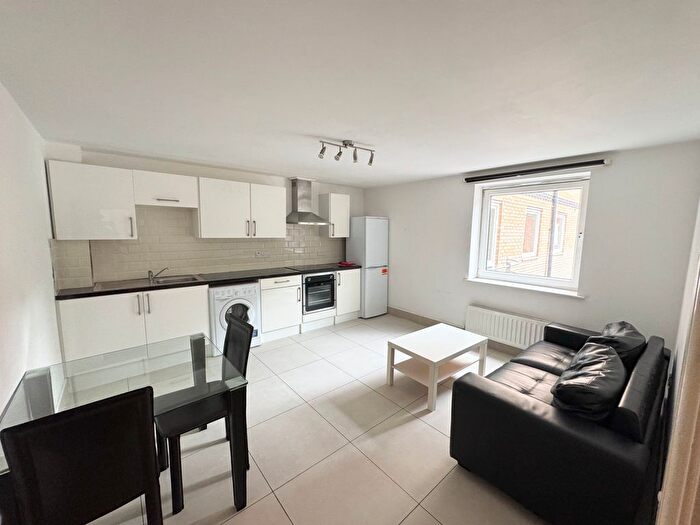 2 Bedroom Flat To Rent In Flat, Clarendon Road, Leeds, LS2