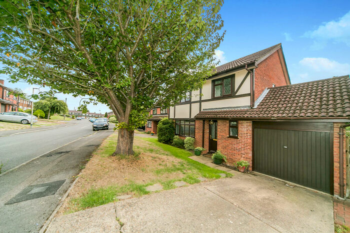 4 Bedroom Detached House To Rent In Queen Annes Gate, Caversham, RG4