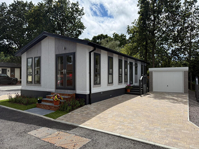 2 Bedroom Park Home For Sale In Crowthorne, Berkshire, RG40