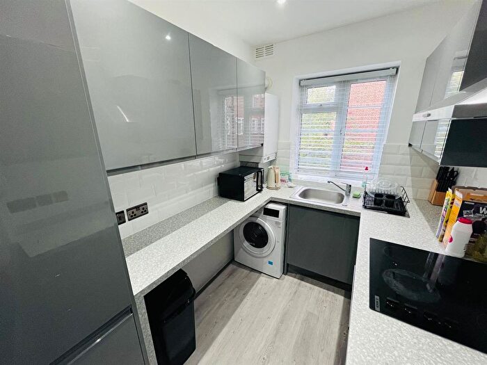 3 Bedroom Flat To Rent In Warwick Lodge, London, NW2