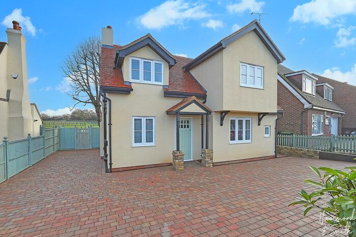 3 Bedroom Detached House For Sale In Epping Road, Nazeing, EN9