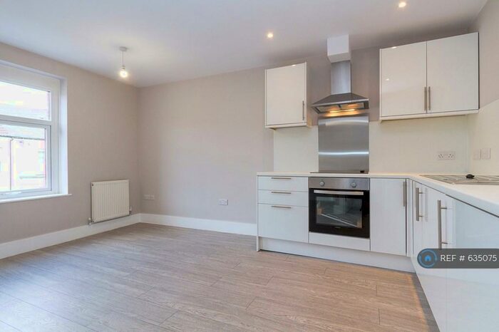 2 Bedroom Flat To Rent In Covney Street, Cardiff, CF24