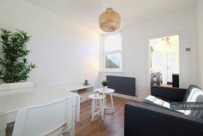 3 Bedroom Terraced House To Rent In London, London, LU1