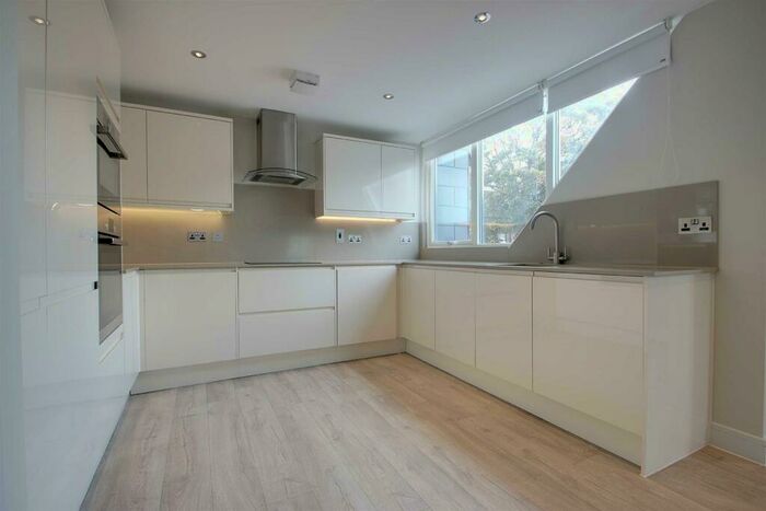 2 Bedroom Apartment To Rent In High Street, Berkhamsted, HP4