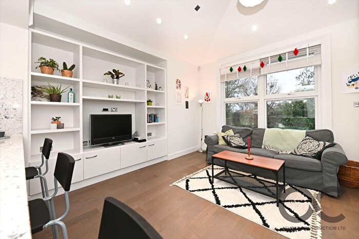 3 Bedroom Flat To Rent In Grove Avenue, London, N3