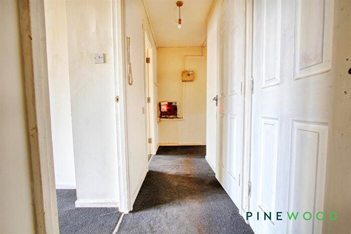 1 Bedroom Flat For Sale In Harehill Road, Grangewood, Chesterfield, Derbyshire, S40