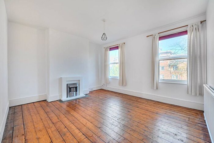 3 Bedroom Flat To Rent In Queens Drive, Finsbury Park, London, N4