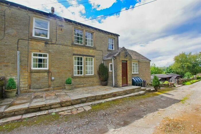 3 Bedroom Semi-Detached House For Sale In Dean House Lane, Stainland, HX4