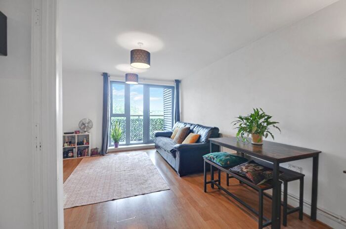 2 Bedroom Flat For Sale In Saw Mill Way, London, N16