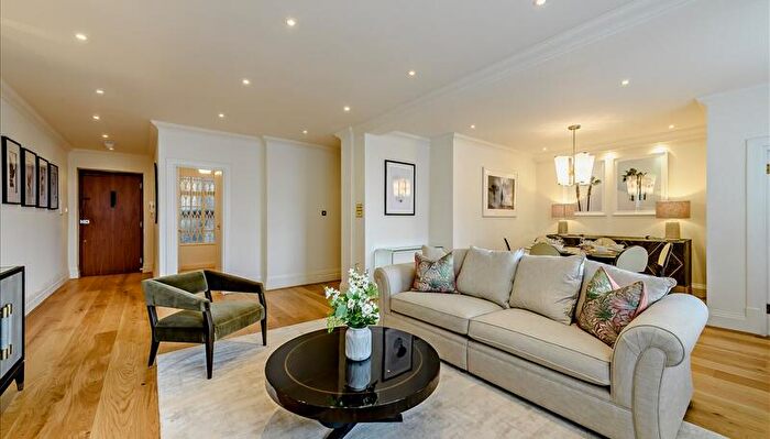 3 Bedroom Apartment To Rent In Park Road, Marylebone, London, NW8