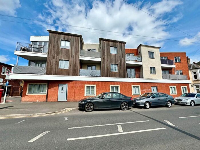 2 Bedroom Apartment To Rent In West Road, Westcliff-On-Sea, SS0
