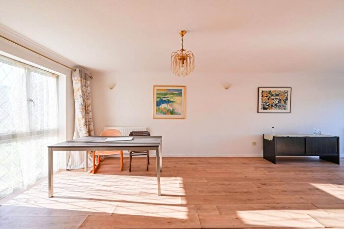 3 Bedroom Semi Detached House For Sale In Wilde Place, London, , Palmers Green, London, N13