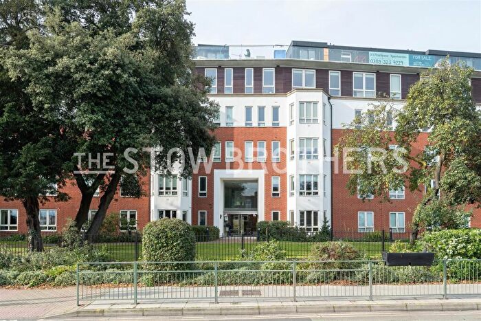 2 Bedroom Flat To Rent In Regency Court, South Woodford, E18
