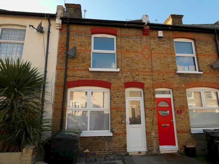 2 Bedroom Detached House To Rent In Mead Road, Gravesend, DA11