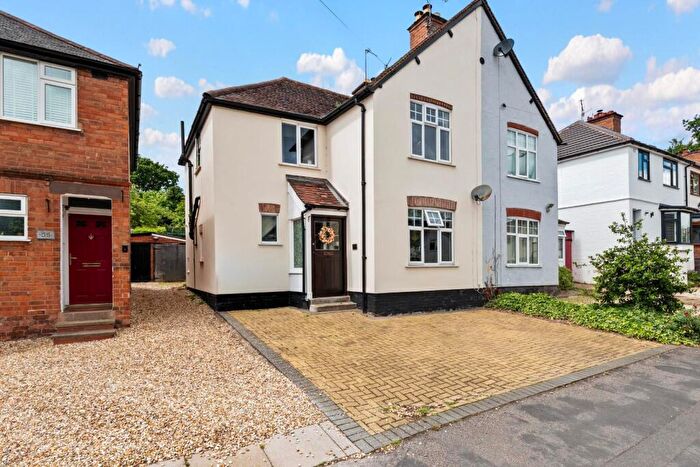 3 Bedroom Semi-Detached House For Sale In Greville Road, Warwick, CV34