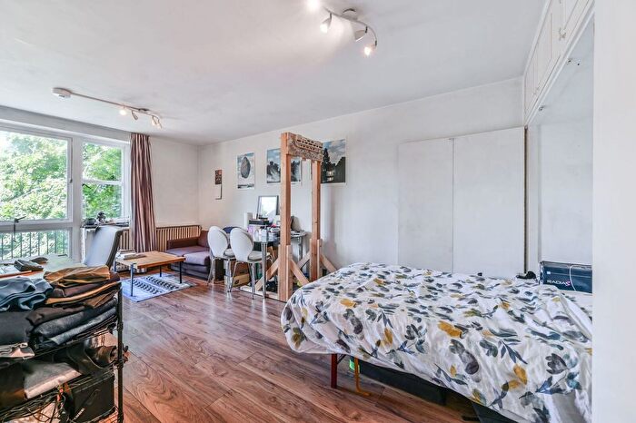 Studio To Rent In Kennington Park Road, Kennington, London, SE11