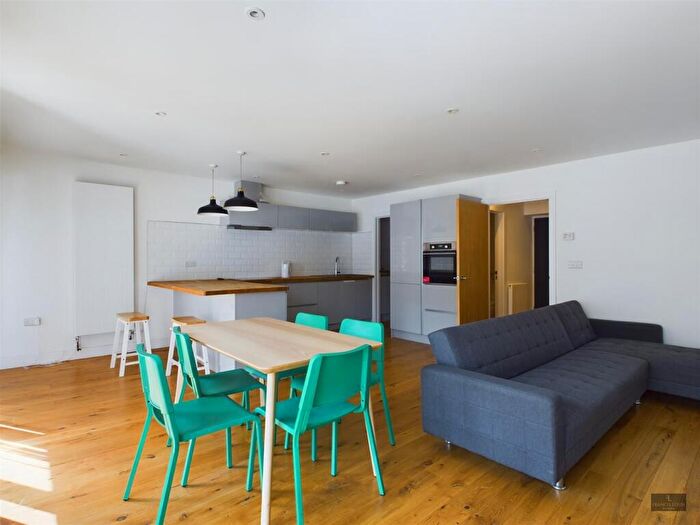 2 Bedroom Flat To Rent In Flat Moose Hall Apartments, Toronto Road, Exeter, EX4