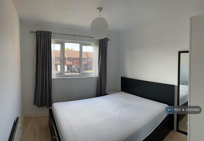 1 Bedroom Flat To Rent In Lowry Crescent, Colliers Wood, Mitcham, Greater London, CR4