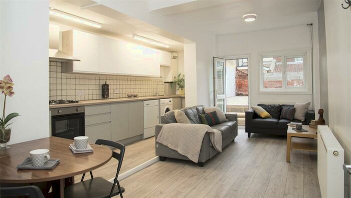 5 Bedroom House To Rent In Margate Road, Southsea, PO5