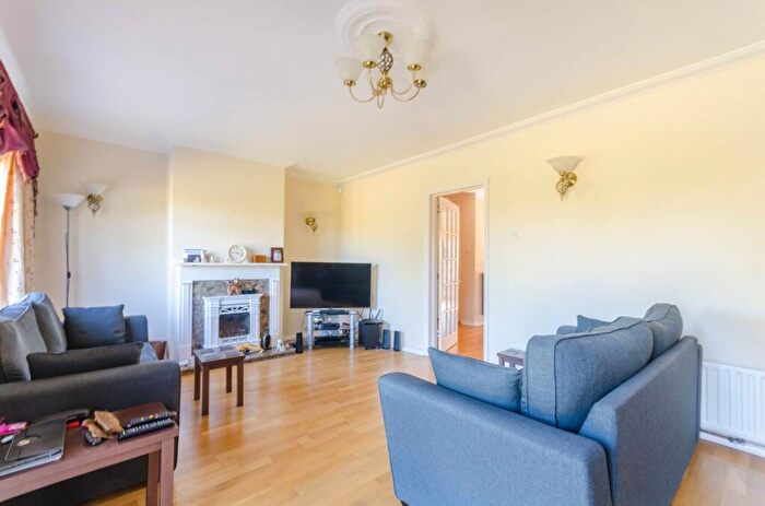 3 Bedroom Bungalow To Rent In York Road, Sutton, SM2