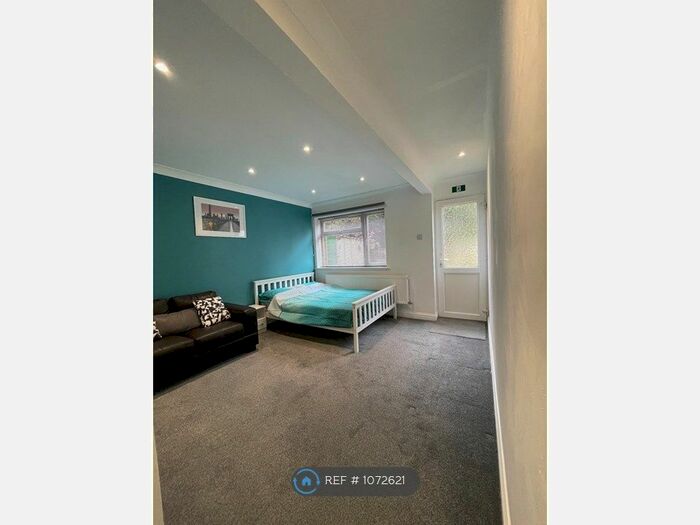 Studio To Rent In Chertsey Close, Luton, LU2