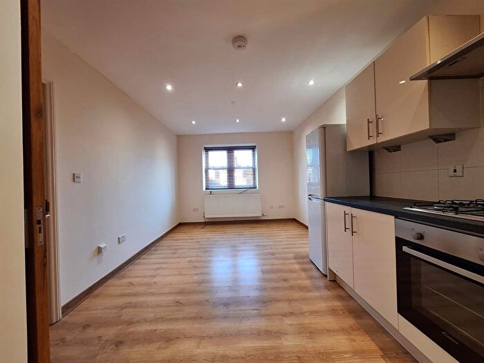 3 Bedroom Flat To Rent In Red Lion Square, Wandsworth High Street, London, SW18