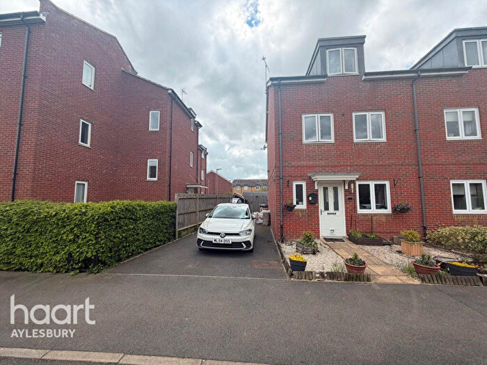 3 Bedroom Semi-Detached House For Sale In Bramley Road, Aylesbury, HP18