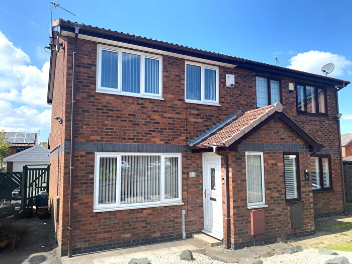 3 Bedroom Semi-Detached House For Sale In Edgemoor Close, Watersheddings, OL4