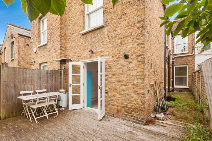 2 Bedroom Flat For Sale In Cavendish Road, London, SW12
