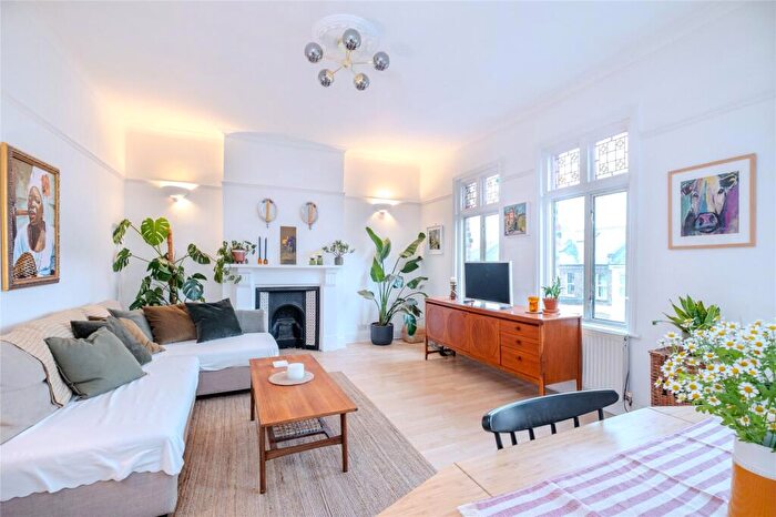 2 Bedroom Apartment For Sale In Thurlestone Road, London, SE27