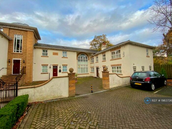 2 Bedroom Flat To Rent In Lane Court, Manchester, M14