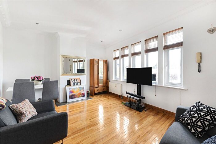 3 Bedroom Flat To Rent In White Horse Hill, Chislehurst, BR7