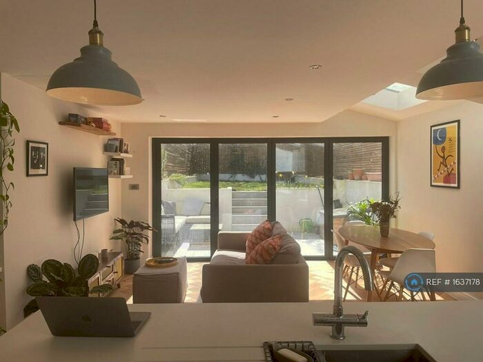 2 Bedroom Flat To Rent In Crofton Road, London, SE5