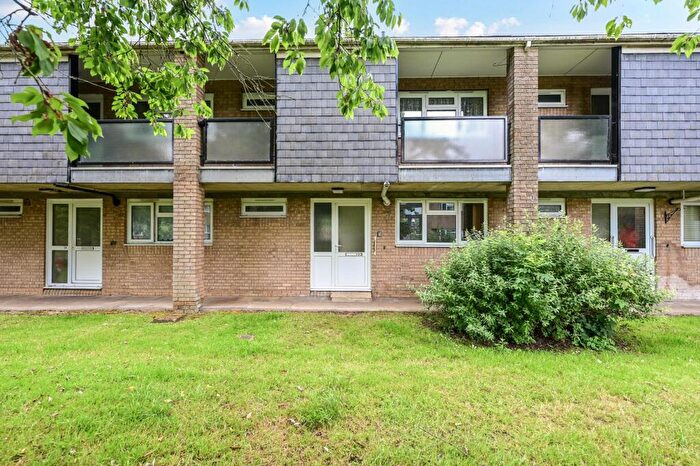 1 Bedroom Flat For Sale In Robin Hood Close, Farnborough, GU14