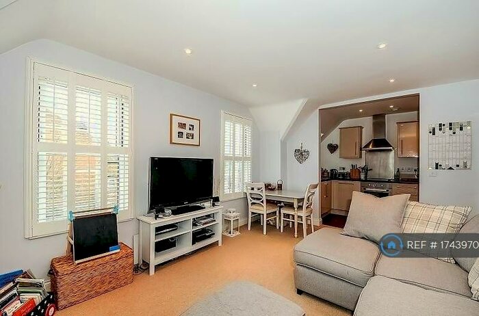 2 Bedroom Flat To Rent In Church Street, Weybridge, KT13