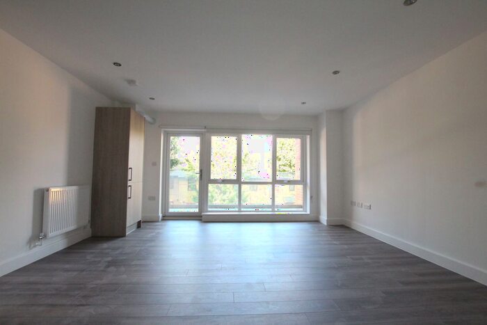 3 Bedroom Flat To Rent In Dunton Road, London, E10