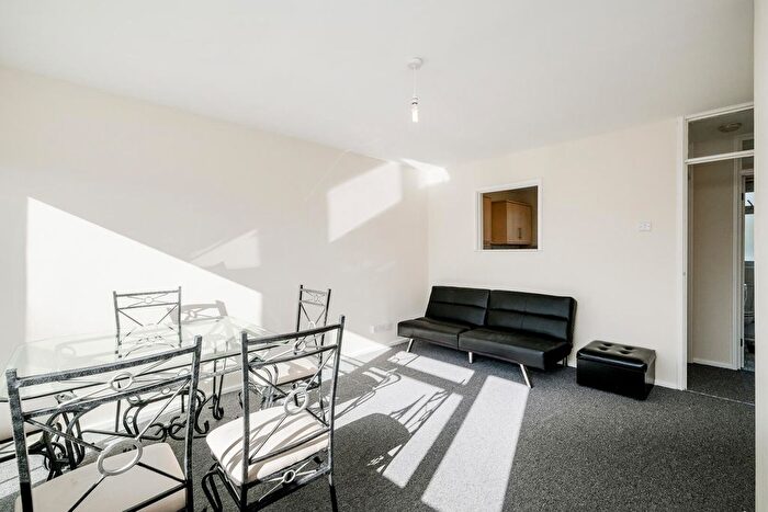 1 Bedroom Flat To Rent In Brading Crescent, Wanstead, E11