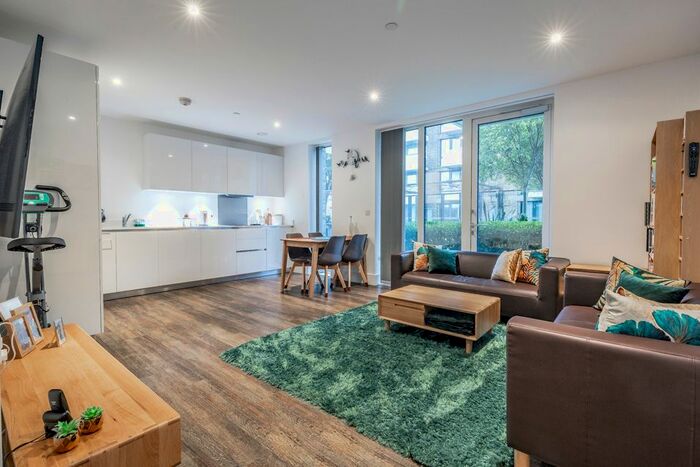 3 Bedroom Flat To Rent In Compton House, Woolwich SE18