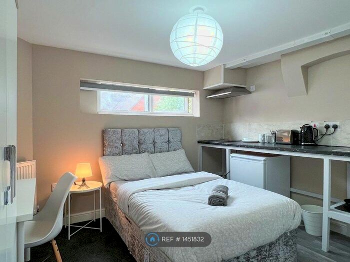 Studio To Rent In Russell Road, Nottingham, NG7