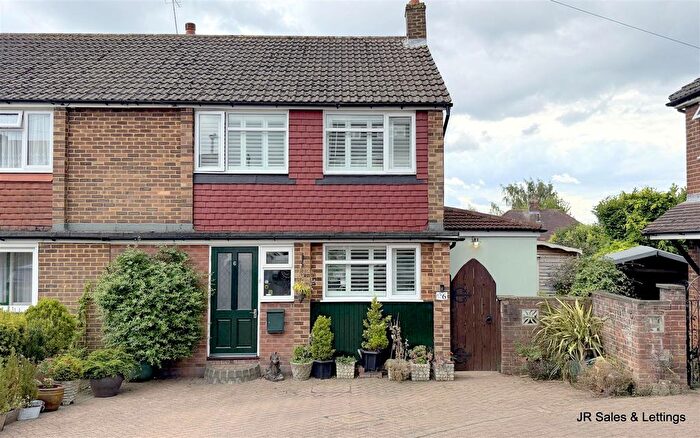 3 Bedroom Semi-Detached House For Sale In The Mount, West Cheshunt, EN7