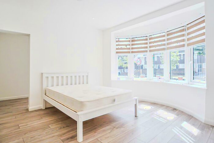 Studio To Rent In West Green Road, London, N15