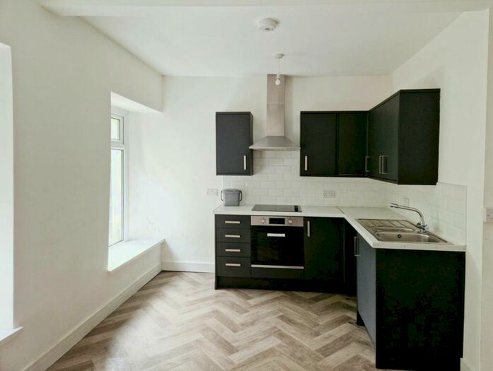 2 Bedroom Flat To Rent In Pant Yr Heol, Neath, SA11